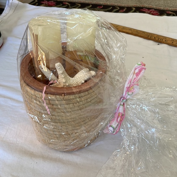 Vance Kitira gift. 2 8" pillar candles, rattan container, 2 starfish - Picture 5 of 5
